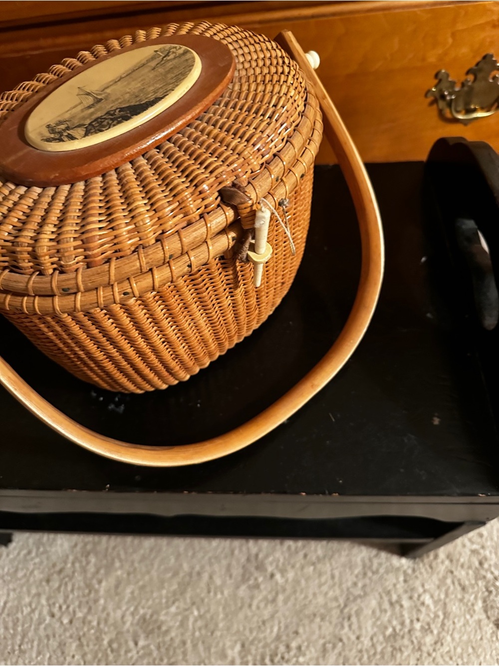 Iconic Nantucket Basket Purse with Traditional Scrimshaw Plaque. VINTAGE. - Picture 4 of 7